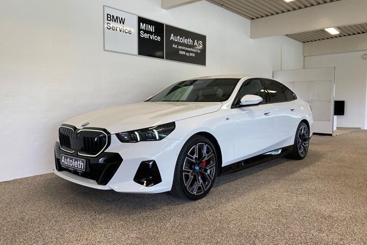 Hvid BMW i5 fra 2024 set udefra