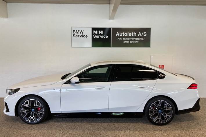 Hvid BMW i5 fra 2024
