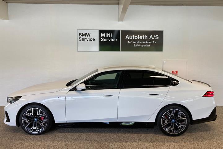 Hvid BMW i5 fra 2024