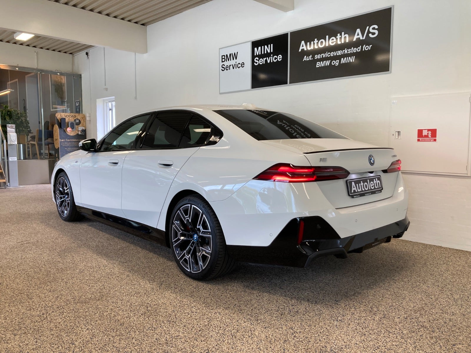 Hvid BMW i5 fra 2024
