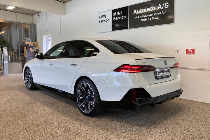 Hvid BMW i5 fra 2024