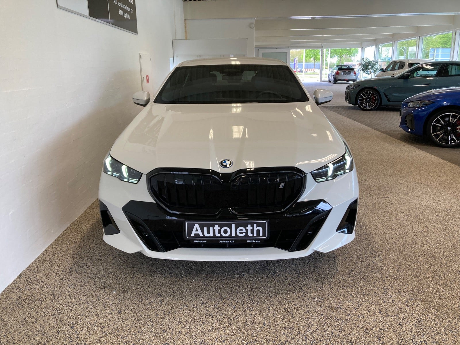 Hvid BMW i5 fra 2024