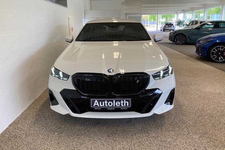 Hvid BMW i5 fra 2024