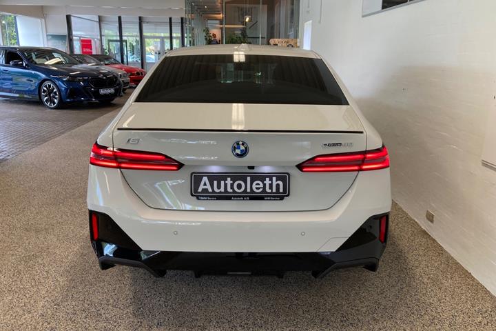 Hvid BMW i5 fra 2024