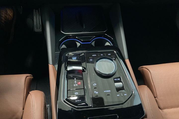 Hvid BMW i5 fra 2024