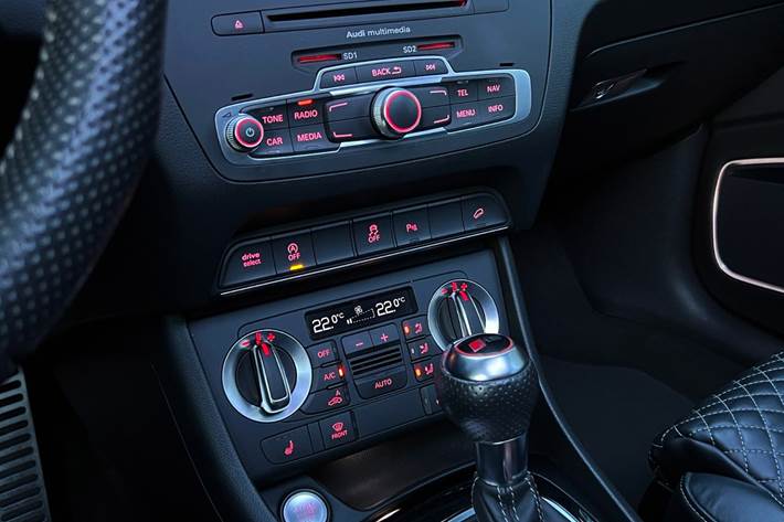 Blå Audi RS Q3 fra 2014 set indefra