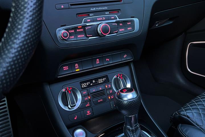 Blå Audi RS Q3 fra 2014 set indefra