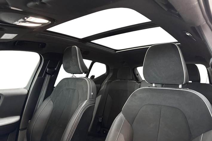 Blå Volvo XC40 fra 2021
