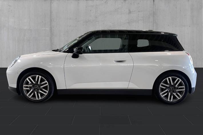Hvid Mini Cooper E fra 2025