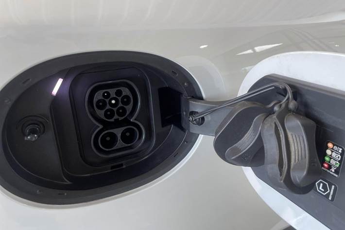 Hvid Mini Cooper E fra 2025