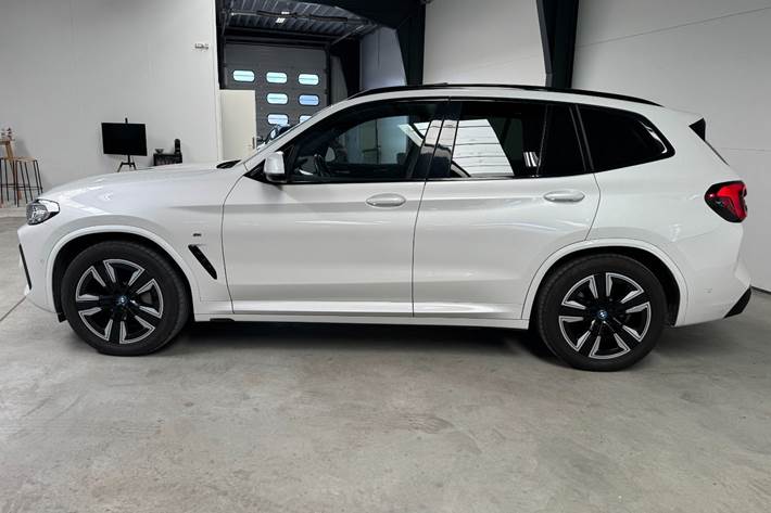 Hvid BMW iX3 fra 2023