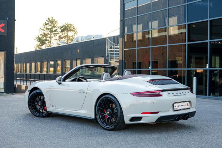 Beige Porsche 911 Carrera GTS fra 2018