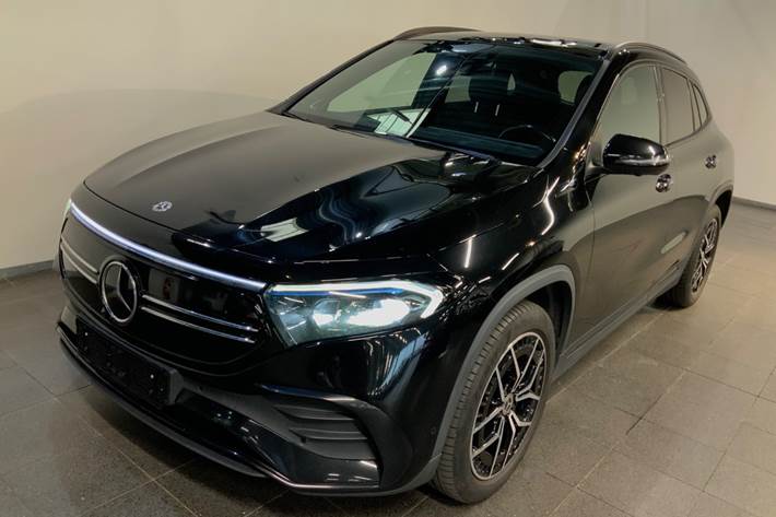 Sort Mercedes EQA250 fra 2021 set udefra