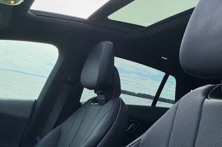 Grå Mercedes EQE300 fra 2023