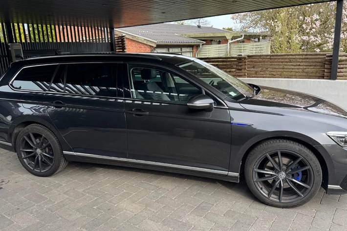 Grå VW Passat fra 2020