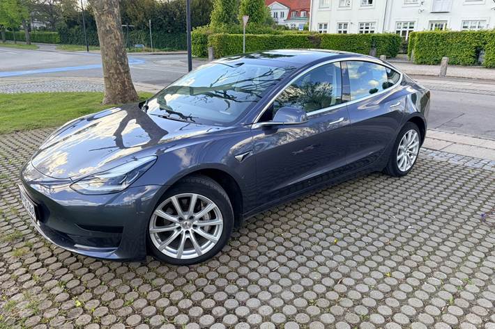 Grå Tesla Model 3 fra 2020