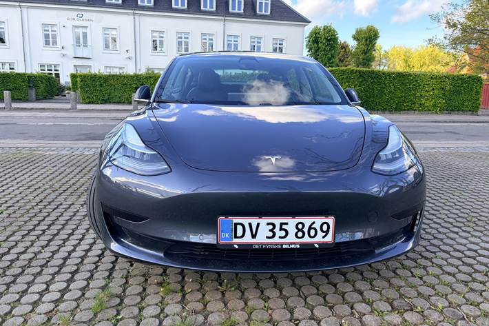 Grå Tesla Model 3 fra 2020