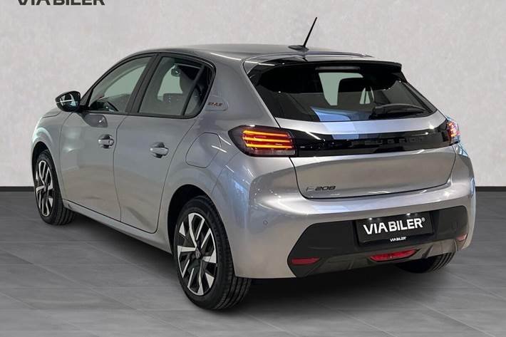 Grå Peugeot e-208 fra 2025
