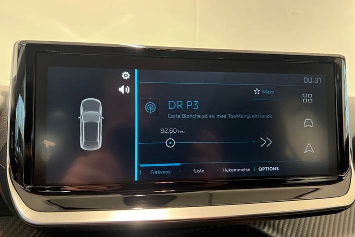 Grå Peugeot e-208 fra 2025