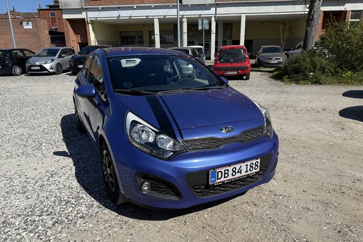 Blå Kia Rio fra 2014