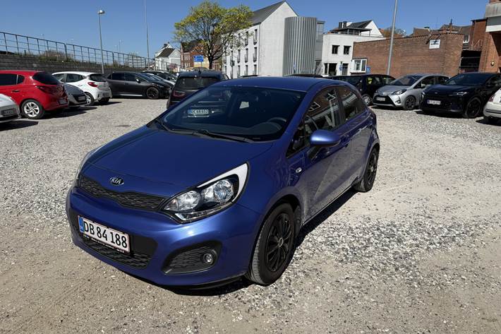 Blå Kia Rio fra 2014
