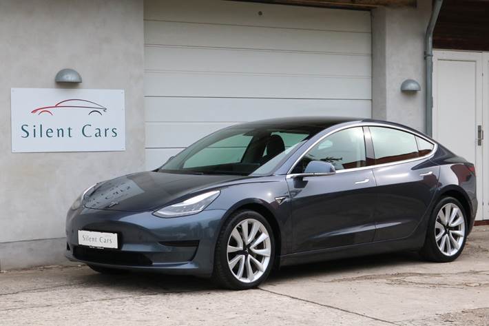 Grå Tesla Model 3 fra 2020