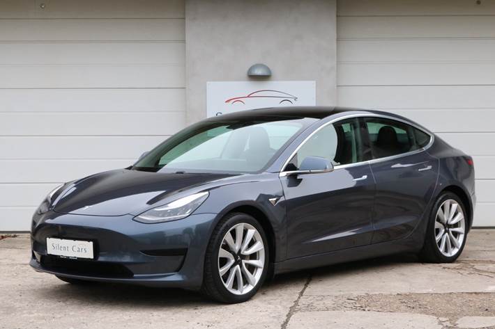 Grå Tesla Model 3 fra 2020