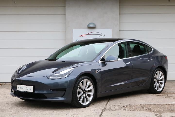 Grå Tesla Model 3 fra 2020
