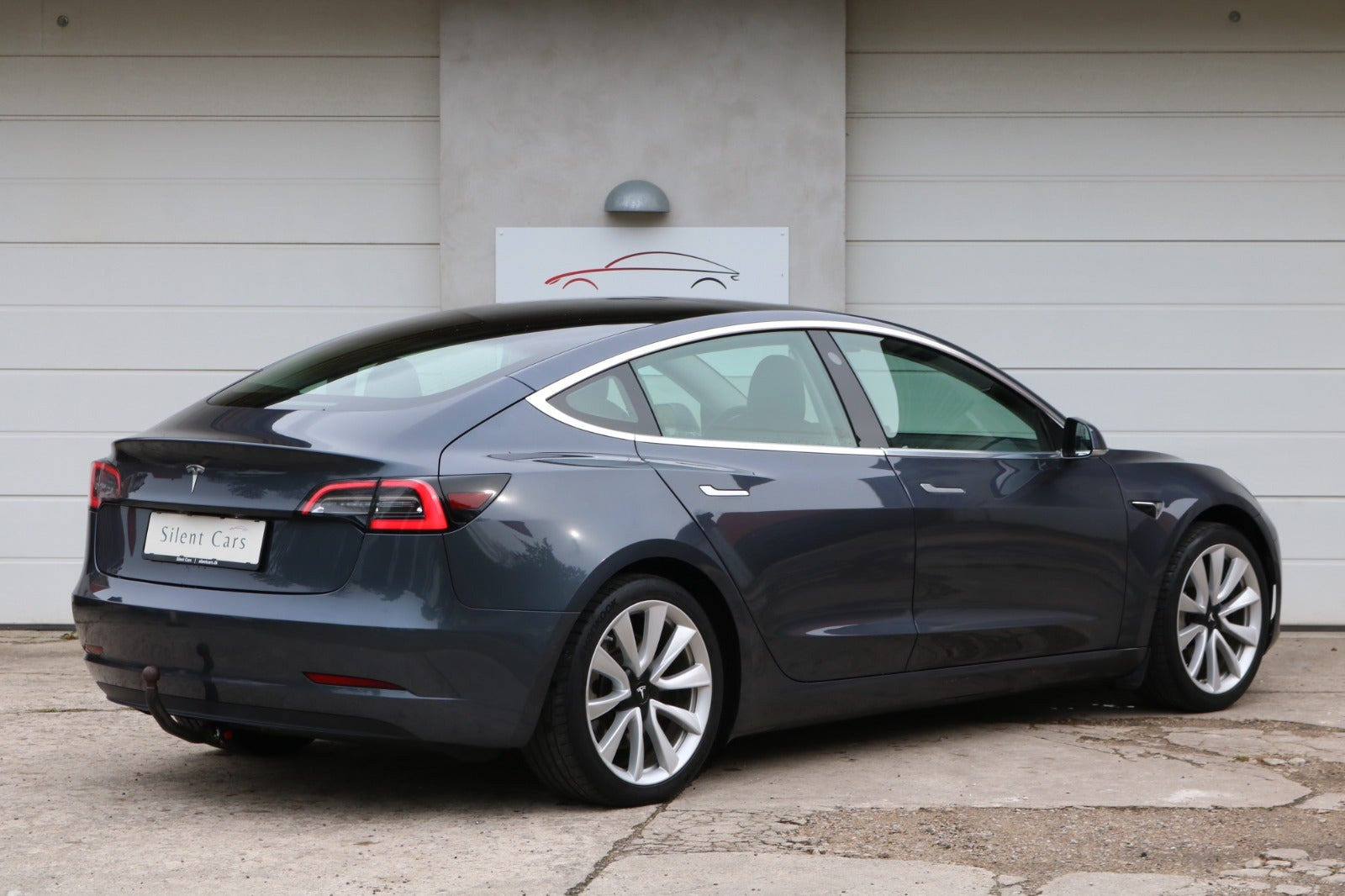 Grå Tesla Model 3 fra 2020
