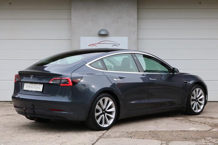 Grå Tesla Model 3 fra 2020
