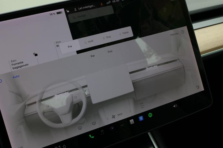Grå Tesla Model 3 fra 2020