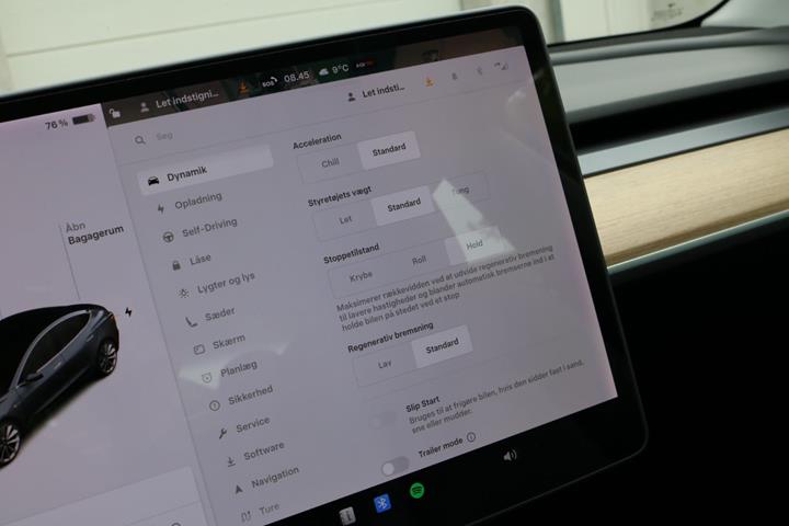 Grå Tesla Model 3 fra 2020