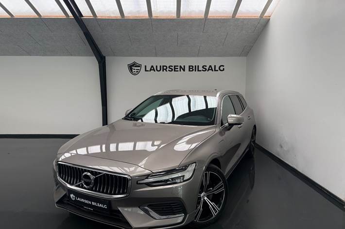 Grå Volvo V60 fra 2022
