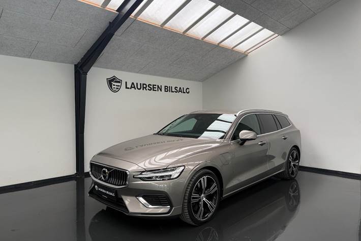 Grå Volvo V60 fra 2022