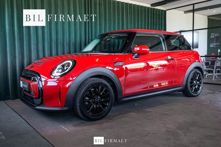 Rød Mini Cooper SE fra 2023 set udefra