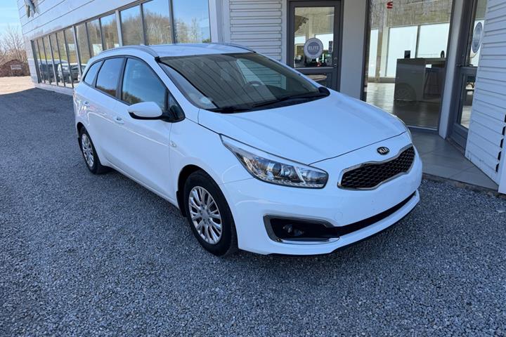 Hvid Kia Ceed fra 2017 set udefra