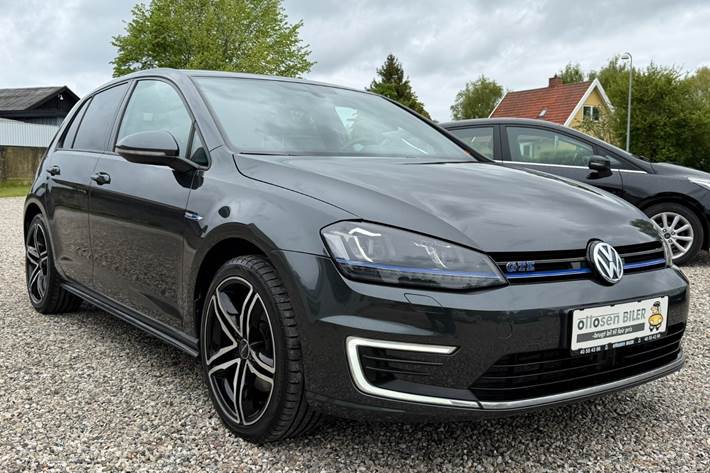 Grå VW Golf VII fra 2016