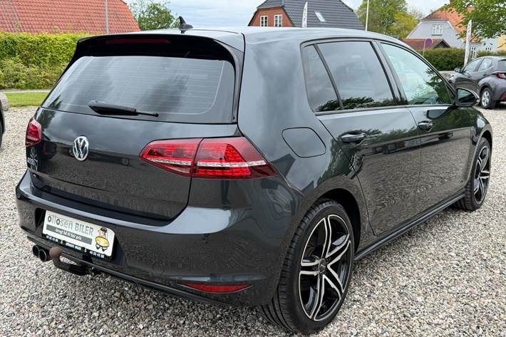 Grå VW Golf VII fra 2016