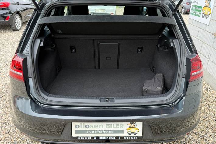 Grå VW Golf VII fra 2016