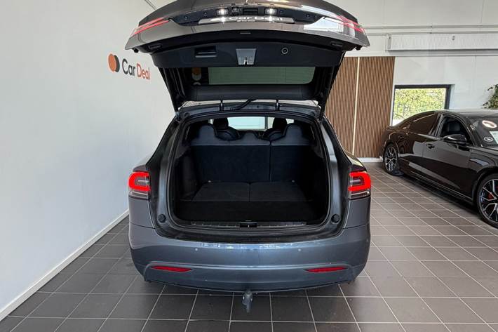Grå Tesla Model X fra 2020