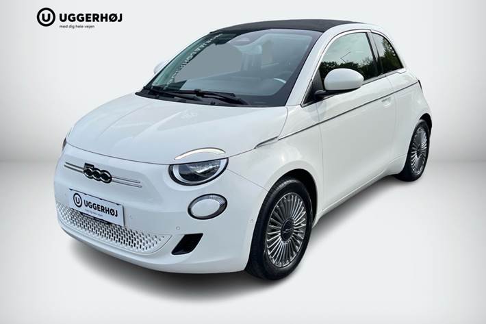 Hvid Fiat 500e fra 2023 set udefra