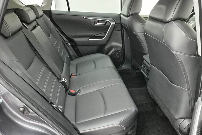 Grå Toyota RAV4 fra 2023