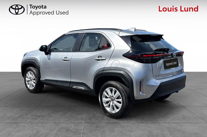 Grå Toyota Yaris Cross fra 2023