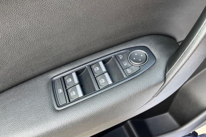 Grå Renault Captur fra 2021