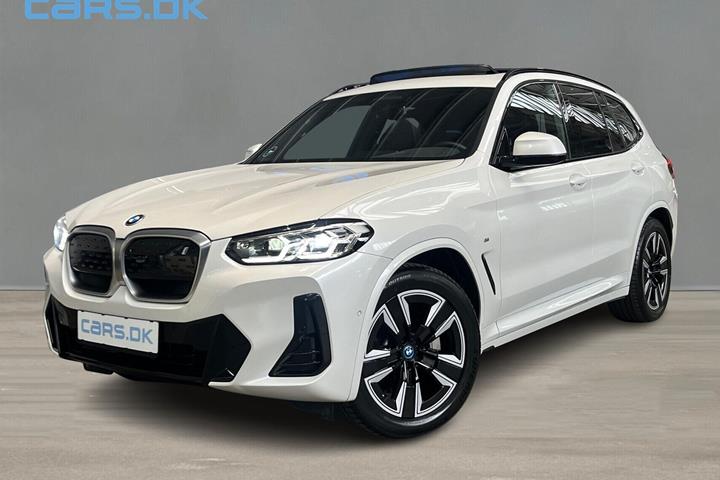 Hvid BMW iX3 fra 2023 set udefra