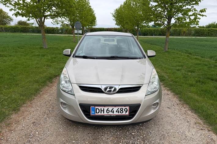 Beige Hyundai i20 fra 2012