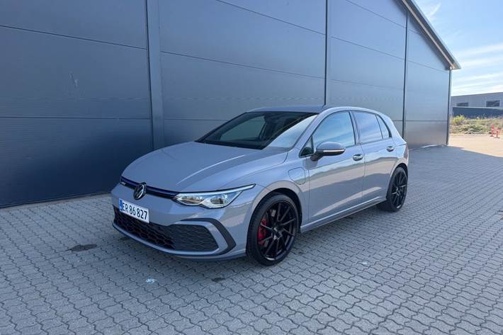 Grå VW Golf VIII fra 2021