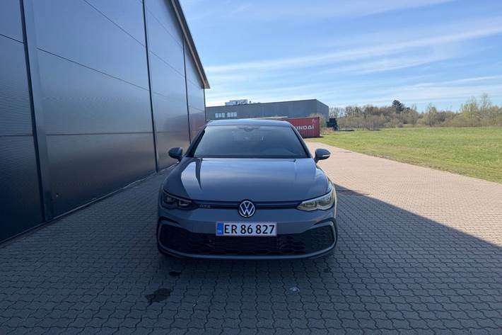 Grå VW Golf VIII fra 2021