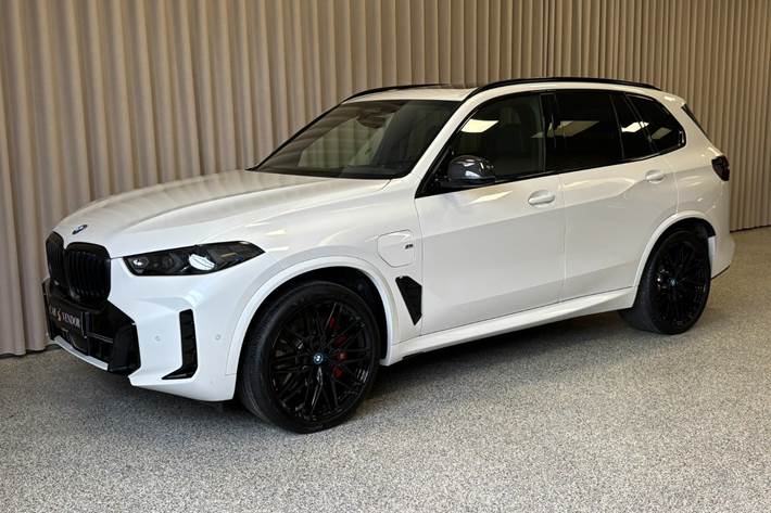 Hvid BMW X5 fra 2025 set udefra