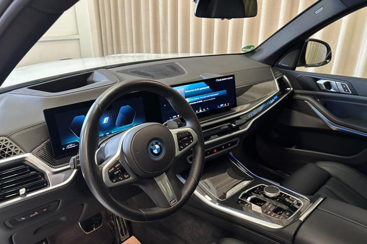 Hvid BMW X5 fra 2025